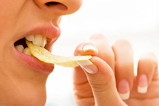 chrupanie człowieka podczas jedzenia chipsów