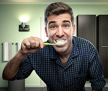 mężczyzna myje zęby szczoteczką